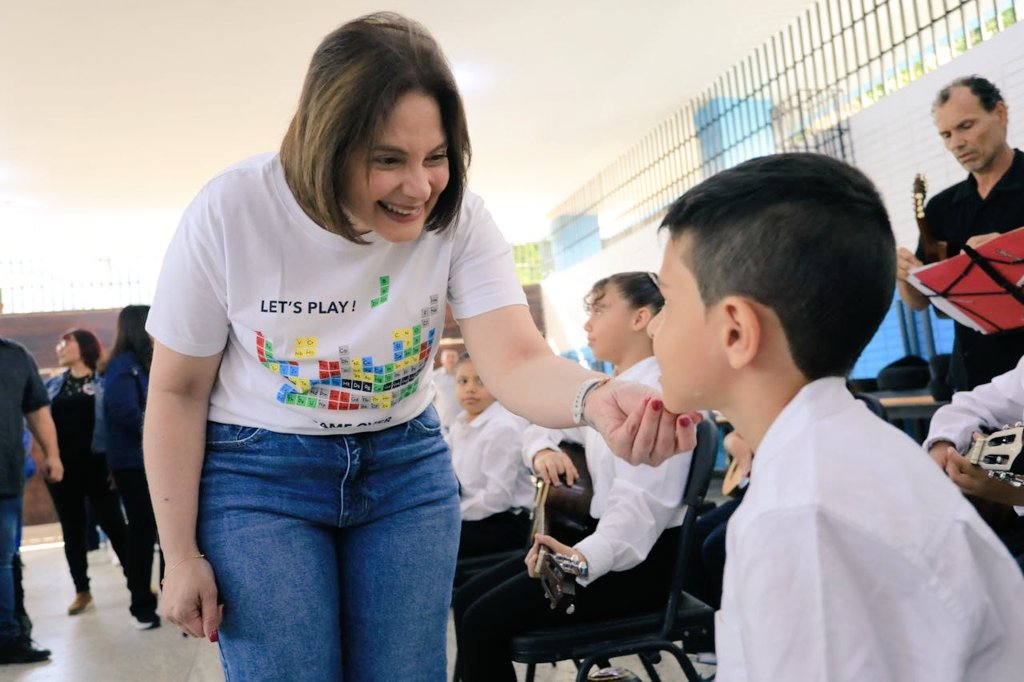 Gabrielasjr's tweet photo. Las #Bricomiles continúan recuperando y modernizando la infraestructura educativa escolar.

Un trabajo progresivo encomendado por el Presidente @NicolasMaduro donde padres, estudiantes,  maestras, FANB, líderes y lideresas de las comunidades suman sus voluntades para fortalecer las capacidades educativas nacionales.

#CienciaParaLaVida 
#ElEsequiboEsVenezolano