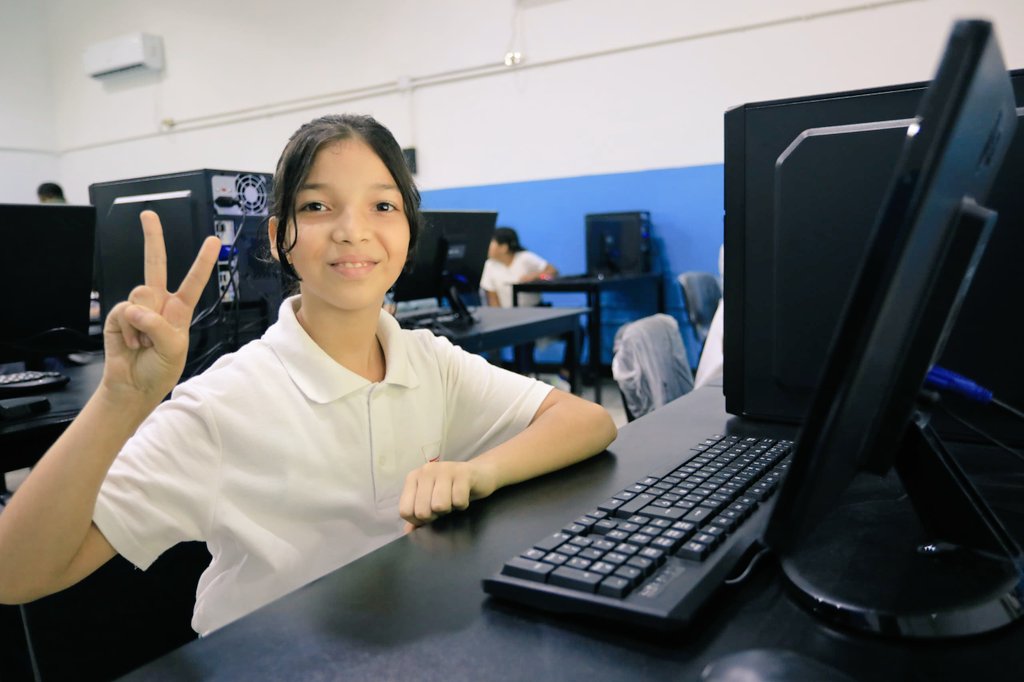 Gabrielasjr's tweet photo. Las #Bricomiles continúan recuperando y modernizando la infraestructura educativa escolar.

Un trabajo progresivo encomendado por el Presidente @NicolasMaduro donde padres, estudiantes,  maestras, FANB, líderes y lideresas de las comunidades suman sus voluntades para fortalecer las capacidades educativas nacionales.

#CienciaParaLaVida 
#ElEsequiboEsVenezolano