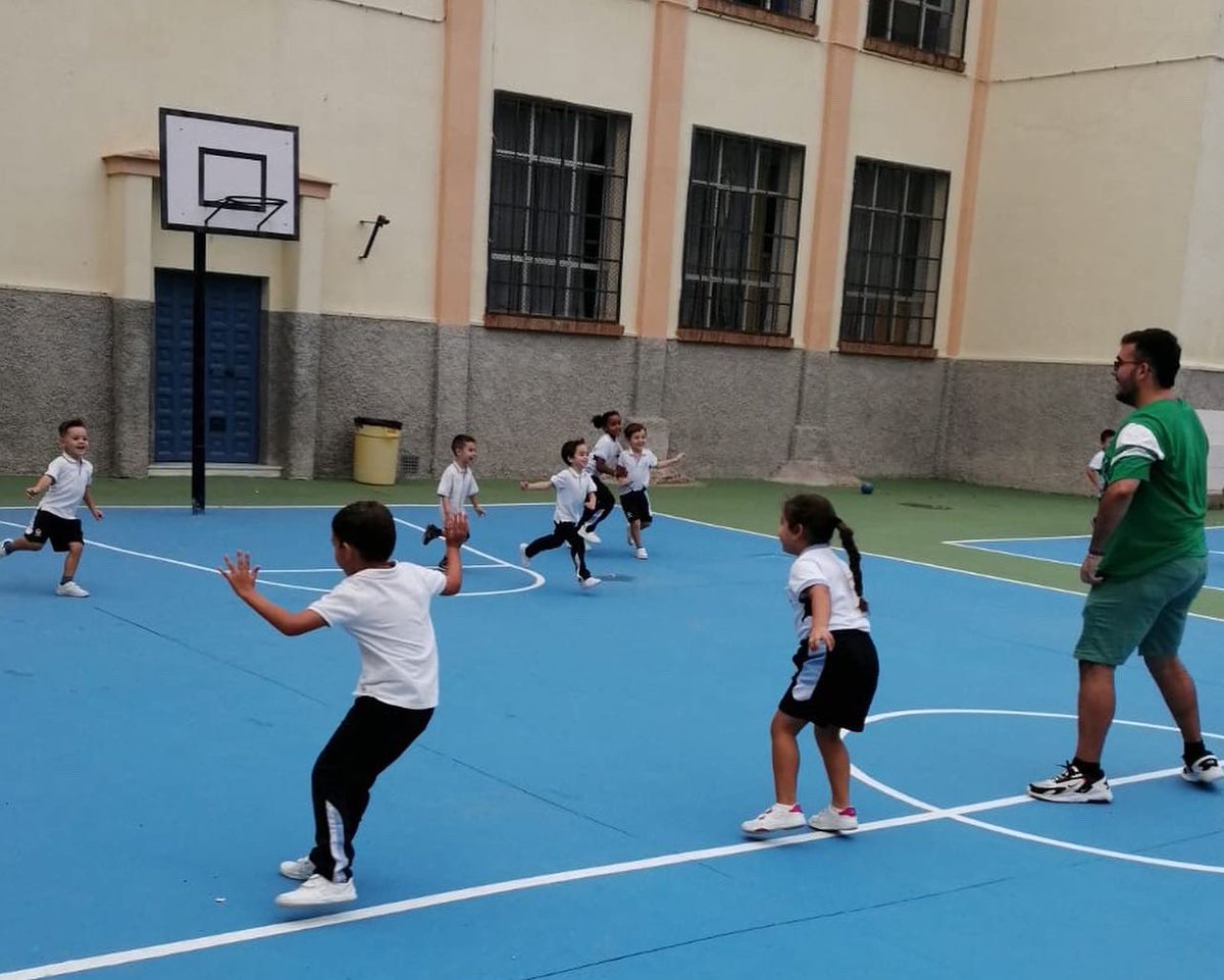 En educación infantil, contamos con un profesor de prácticas que es un antiguo alumno de nuestro centro. Su nombre es Jorge y con él, disfrutamos de divertidos juegos tradicionales durante el recreo, como la gallinita ciega 🙈, el pañuelo🧣 y el pollito inglés 🐥.
#yoconsafa