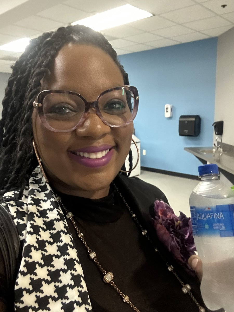 I’ve grabbed my water, and now to ready my notebook! Join me, Thrive Alumni, as we discuss Navigating Your Career!! Alexis is sure to be a treat!! 💕 #Time2Thrive #LifeAtATT