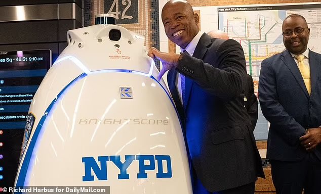 lllliatttt's tweet photo. couples costume idea https://t.co/ghwSfYJobs