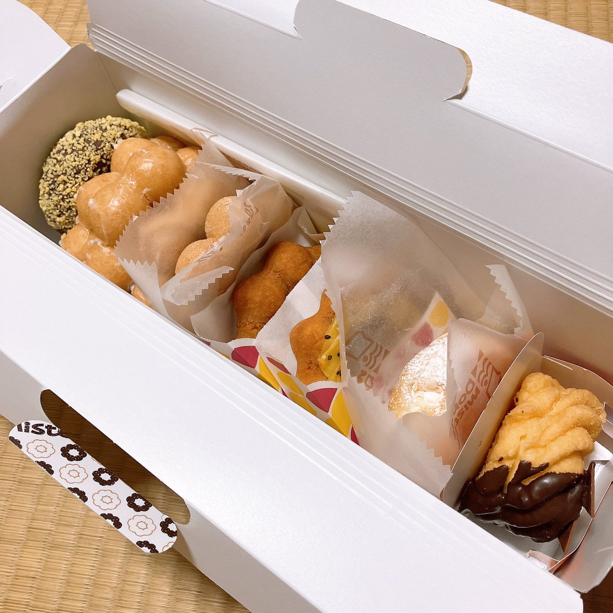 happym_k's tweet photo. ミスド沢山買った！！
ほんで、大好きなお文具さんとプリンさんを誕プレでもらったー！
ありがとう(￣▽￣)
それと弟から北海道のお土産貰った(￣▽￣)
ありがと～！！

#ミスド
#ポンデリング
#お文具といっしょ
#お文具さん https://t.co/wYnBZk7X0G
