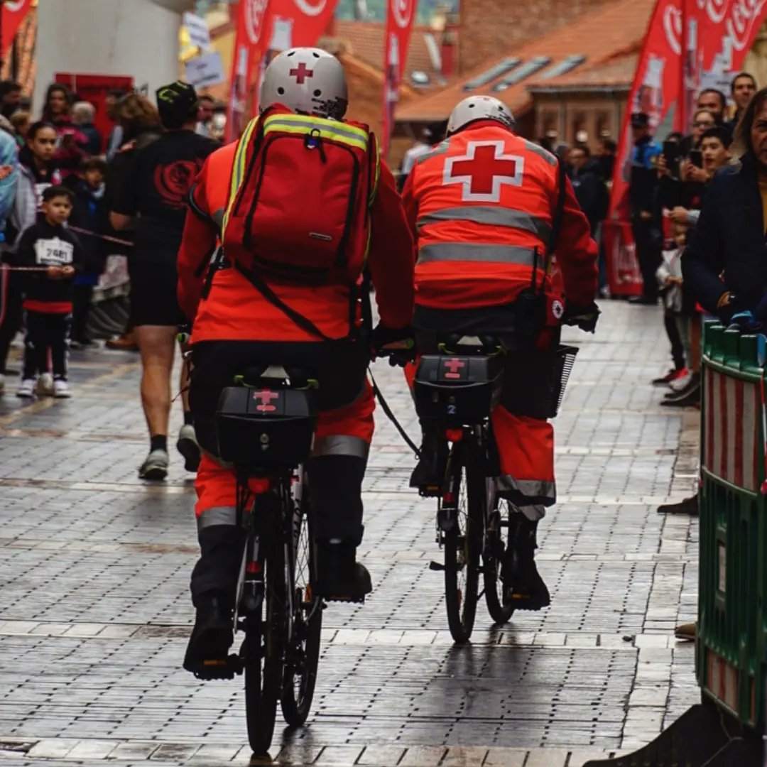 CruzRojaLeonES's tweet photo. Ayer el equipo del departamento de Socorros y Emergencias participo en el servicio preventivo @Leon10km, con un total de 20 personas voluntarias distribuidas a lo largo del recorrido y un equipo móvil dentro de la carrera, 1 PSA, 1 CMC, 1SVA y 2 SVB.

#CruzRoja #Voluntariado https://t.co/W2QJvNLk7r