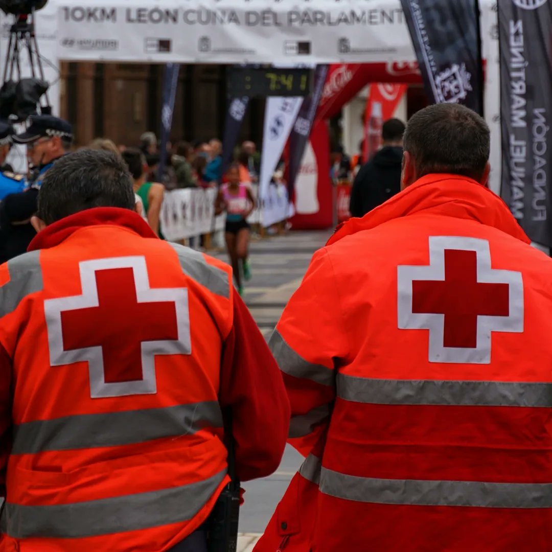 CruzRojaLeonES's tweet photo. Ayer el equipo del departamento de Socorros y Emergencias participo en el servicio preventivo @Leon10km, con un total de 20 personas voluntarias distribuidas a lo largo del recorrido y un equipo móvil dentro de la carrera, 1 PSA, 1 CMC, 1SVA y 2 SVB.

#CruzRoja #Voluntariado https://t.co/W2QJvNLk7r