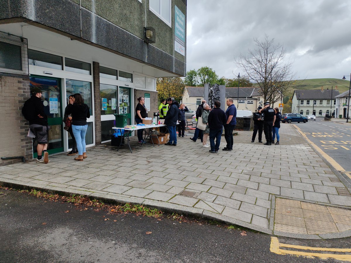 Working with #SaferCaerphilly and @SWFireandRescue @CaerphillyCBC at the Community Assist at Rhymney Library. Reassuring residents of work ongoing to tackle Anti-Social Behaviour and environmental support to local residents. #RhymneyNPT #CommunityAssist #NeighbourhoodPolicing
