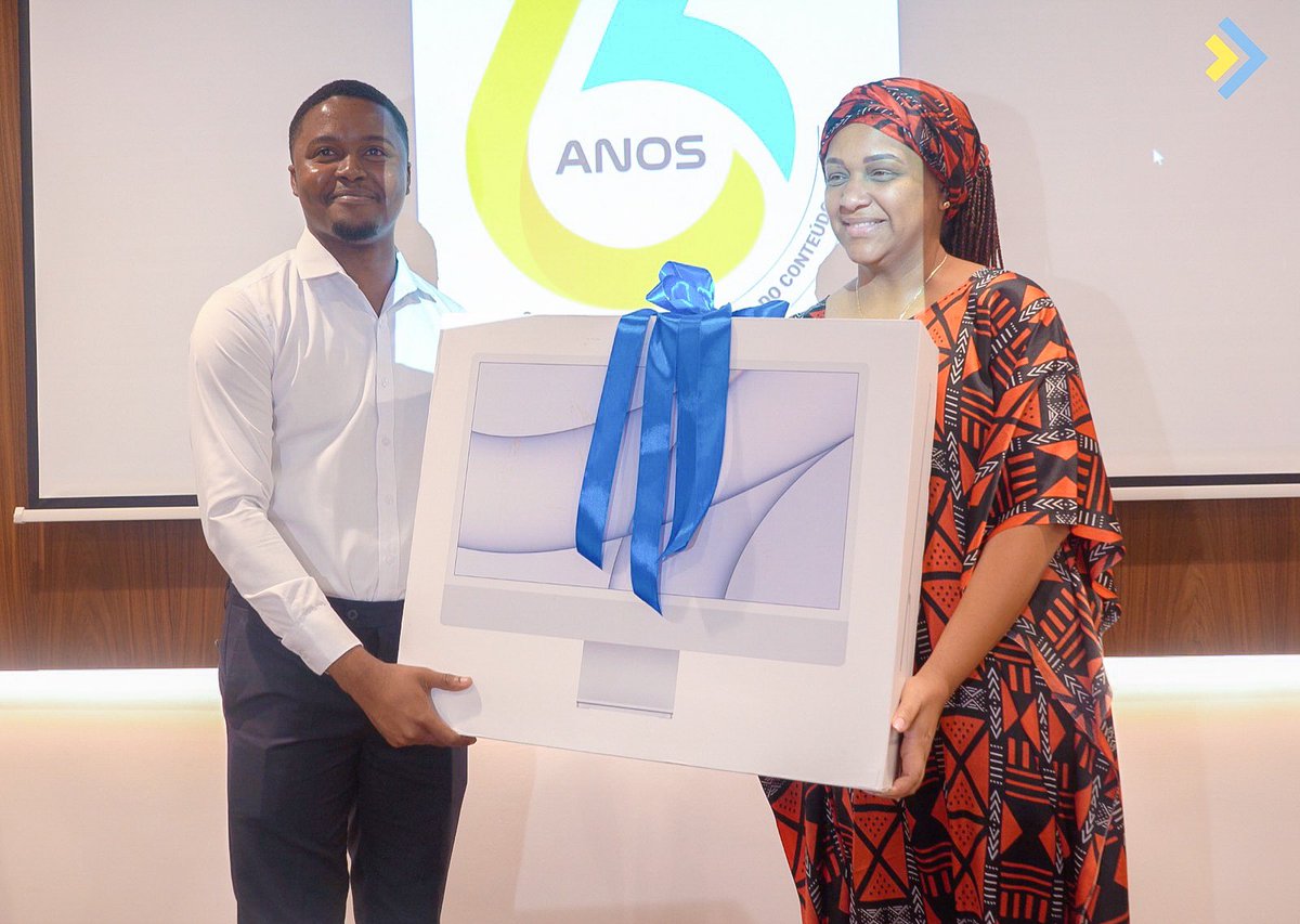 CABSHIP1's tweet photo. GOVERNADORA DE CABINDA, MARA QUIOSA, ENTREGOU O PRÉMIO AO VENCEDOR DO CONCURSO PÚBLICO DA LOGOMARCA DOS 15 ANOS DA CABSHIP.

#Cabship #stevedoring #warehousing #logistics #inventorymanagement #materials #marinelogistics #procurement https://t.co/WTmvaJuyfN