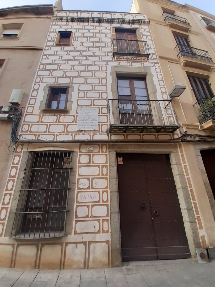 El 17 d'octubre de 1867 va néixer a Mataró Josep Puig i Cadafalch (carrer el Carreró 39). 
A 100 metres hi ha una de les seves obres, la botiga de queviures "La Confianza" <a href="/LaConfianza1896/">La Confianza Mataró</a> <a href="/visit_mataro/">Visit Mataró</a>