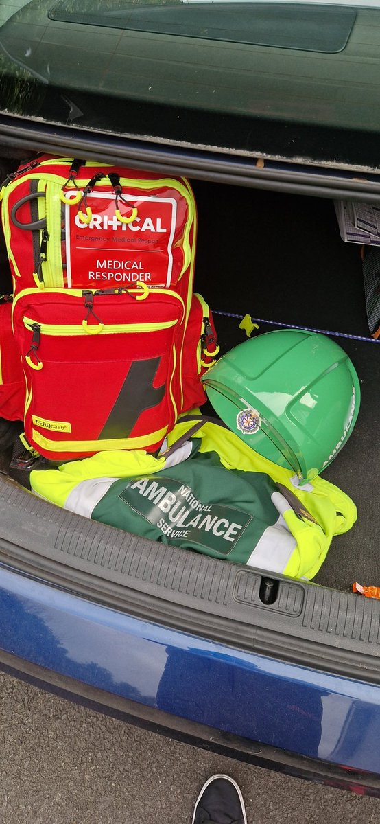 Thanks to @Liam_StewartIE @Community_NAS and @EMT_Edward @CRITICALcharity for the AED and response bag to assist with responding to life threatening emergencies in North donegal as a NAS off duty responder💪👏 @AmbulanceNAS #chainofsurvival #OHCA