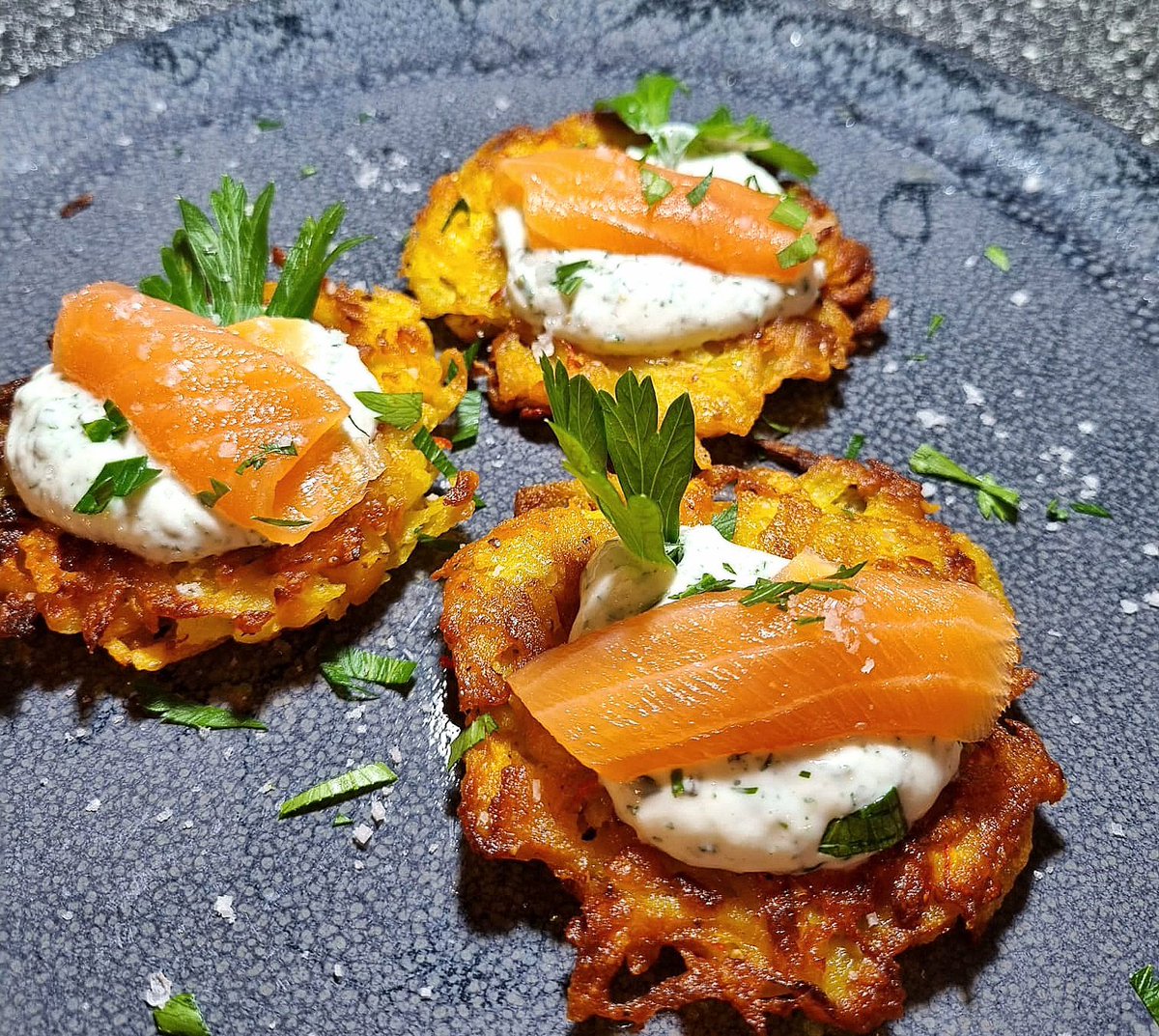 herzenskueche's tweet photo. Kürbis-Kartoffel-Puffer mit pikantem Kräuterquark und Lachs 
#superlecker und #supergesund 
#Dinner #Food #dasperfektedinner #HealthyEating #homemade #selberkochen https://t.co/tmeUx9Fx6N