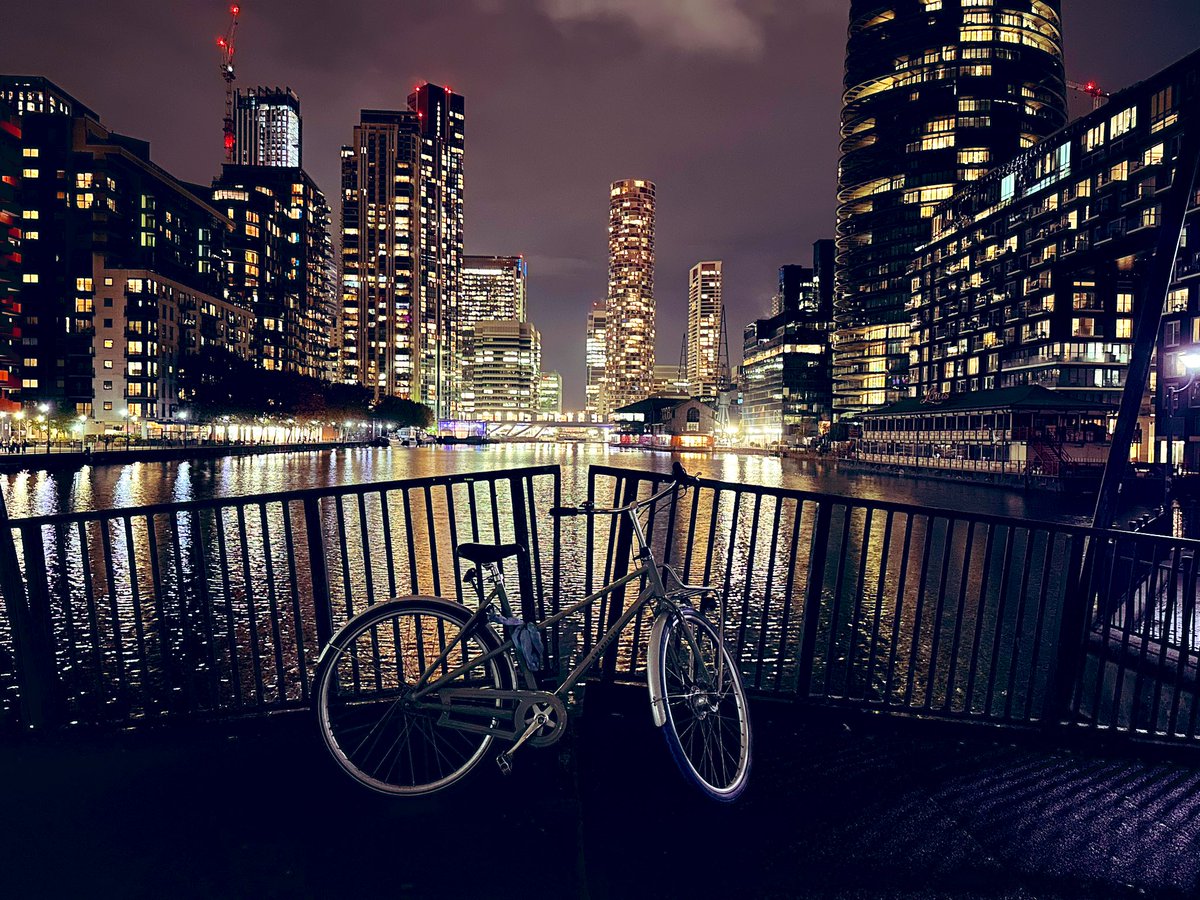 OmurdenSezgin's tweet photo. Makam aracımla yollara tam gaz devam! #Londra #Biycycle 🚲 https://t.co/Pvc1H7QfXo