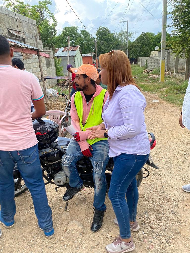 Sobeyda_S's tweet photo. Moradores de la Comunidad de la Ureña de SDE,  dicen sentirse abandonados totalmente por el Gobierno. Realmente la situación es de calamidad en todos los servicios. 
@AlbertoTejeda_ https://t.co/AdYYdIwMxT