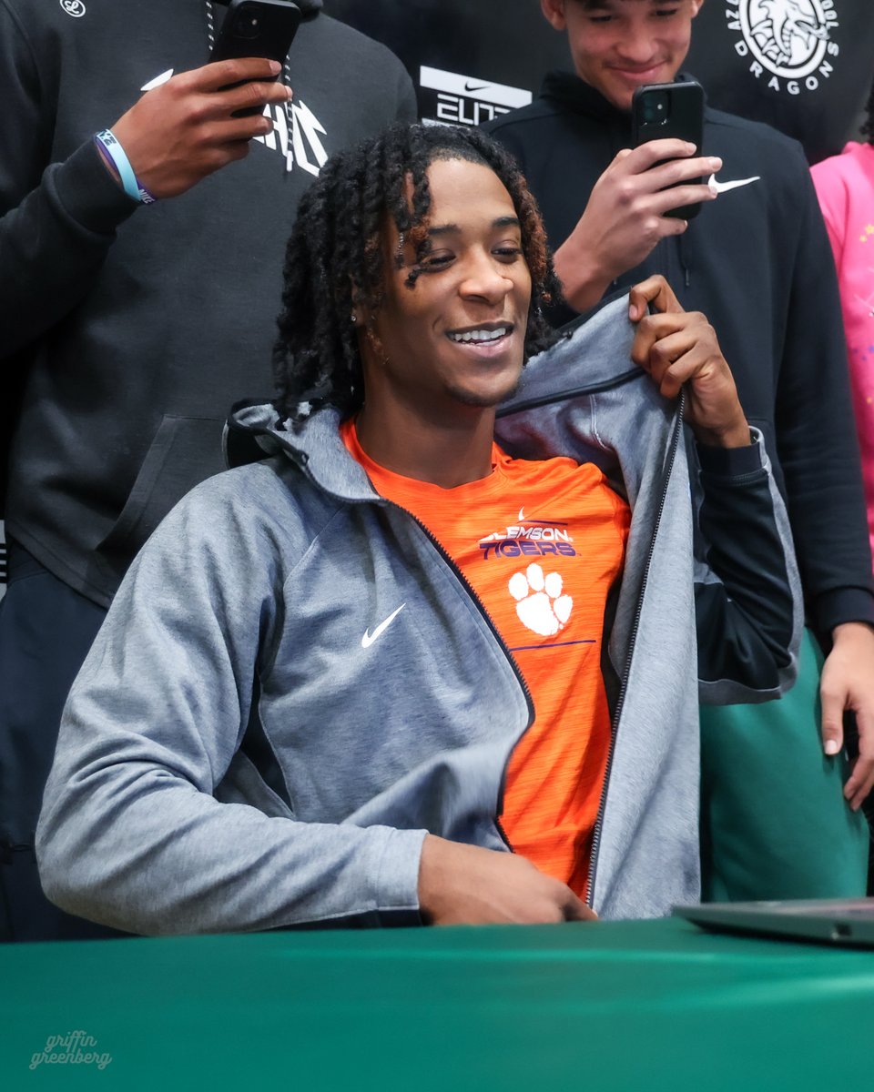 griffgreenberg's tweet photo. 2024 4⭐️ Del Jones has committed to Clemson.

Jones is a crafty guard that has an elite offensive skillset with his shifty handles, finishing around the hoop, and ability to hit tough shots. Jones can hold his own on the defensive end and is very explosive. @selfmade_del https://t.co/iRhfEwsQEK