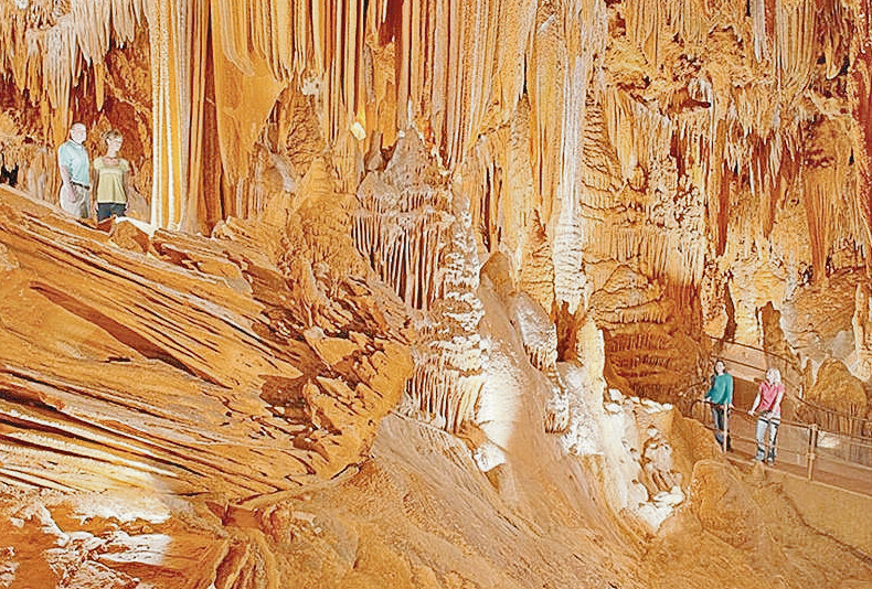 LivePlayDo's tweet image. Virginia is home to over 4,400 underground caves and caverns. There are some spectacular ones that are open for touring and visiting including the one pictured (Luray Caverns). Read more about Virginia's caverns at RecreationNews.com