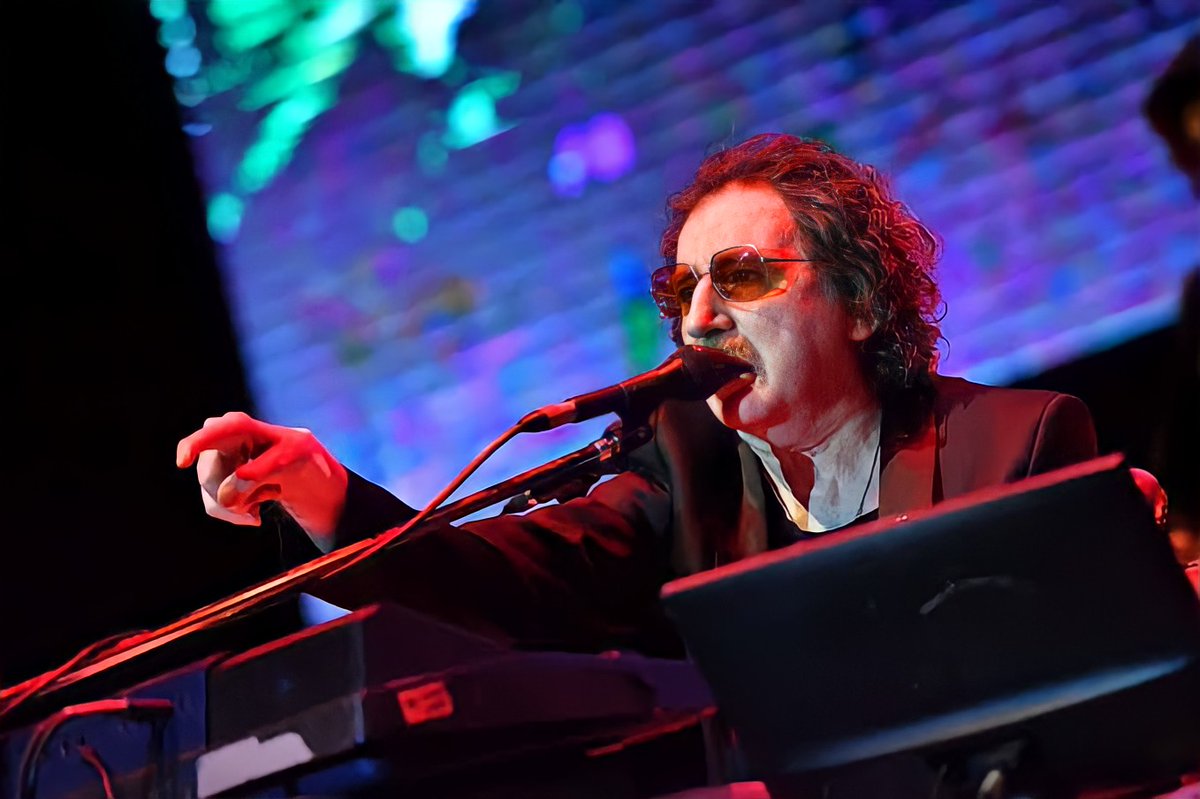 Un día como hoy pero de 1951, nació el gran Charly García, músico, compositor, cantautor y productor. 🎂🥳

¡Felices 72 años genio! #CharlyGarcia
