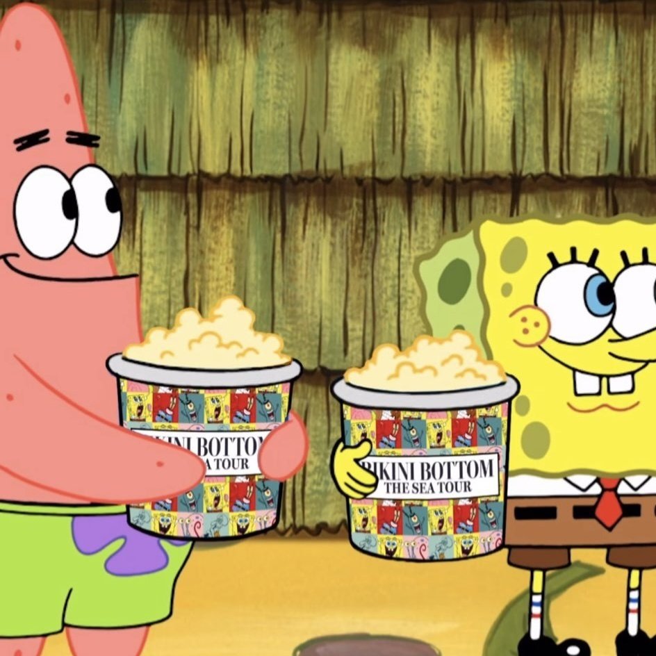 updateswiftbr's tweet photo. DIVOS! Bob Esponja, Patrick e Lula Molusco com seus baldes e copos temáticos do filme da "The Eras Tour". 💛 https://t.co/y2FjZ3gLxO