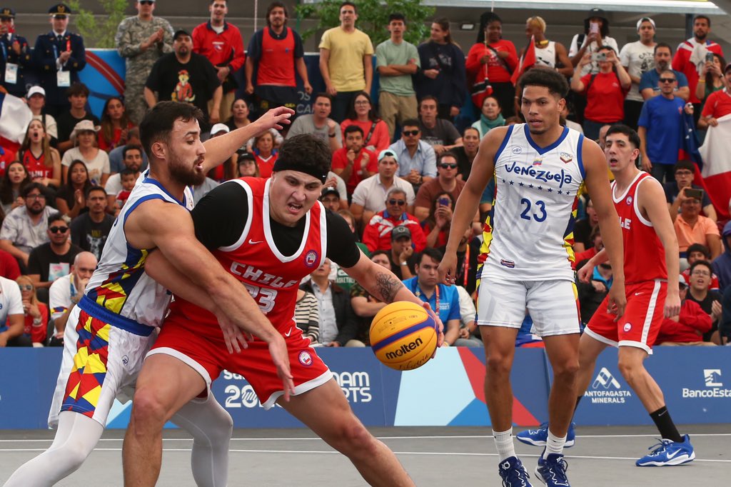 ¡¡Por El Oro!! El Team Chile masculino de Basket 3x3 ⛹🏻🇨🇱 aseguró una medalla, aunque quiere la dorada🏅. La gran final de #Santiago2023 será ante Estados Unidos ⛹🏼‍♂️🇺🇸.

#teamchile #basket3x3