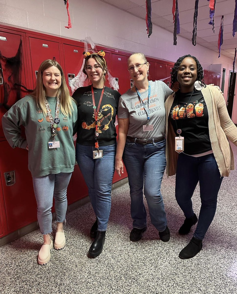 Halloween and Jeans with the best pumpkins in the patch! English 11 kicking off <a href="/SalemHSVB/">Salem High School VB</a> Homecoming Week strong! Go SunDevils❤️🖤