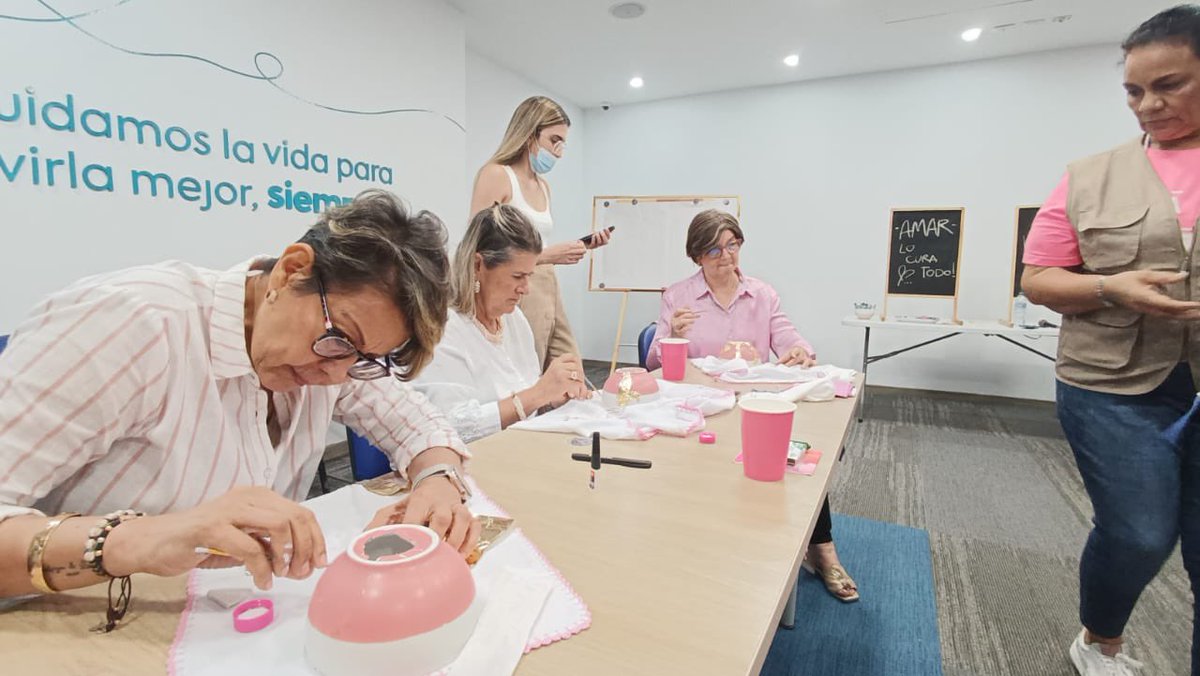 DefensoriaCol's tweet photo. Seguimos conmemorando el mes de la #LuchaContraElCáncerDeMama. 
 #DelegadaSalud compartió un taller de kitsugi, en la clínica @imatoncomedica de #Montería con pacientes oncológicas, quienes por medio de  esta técnica artística vivieron un momento de catársis y reflexión interior. https://t.co/kcvB14wOl8