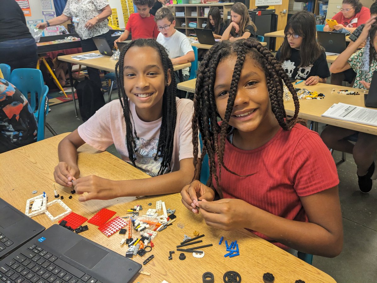 valerielduval16's tweet photo. First Robotics Club Meeting at Horizon Elementary https://t.co/wyNlM4ieWI  @ElemSci  @HorizonElem89 https://t.co/IN096QTK1k