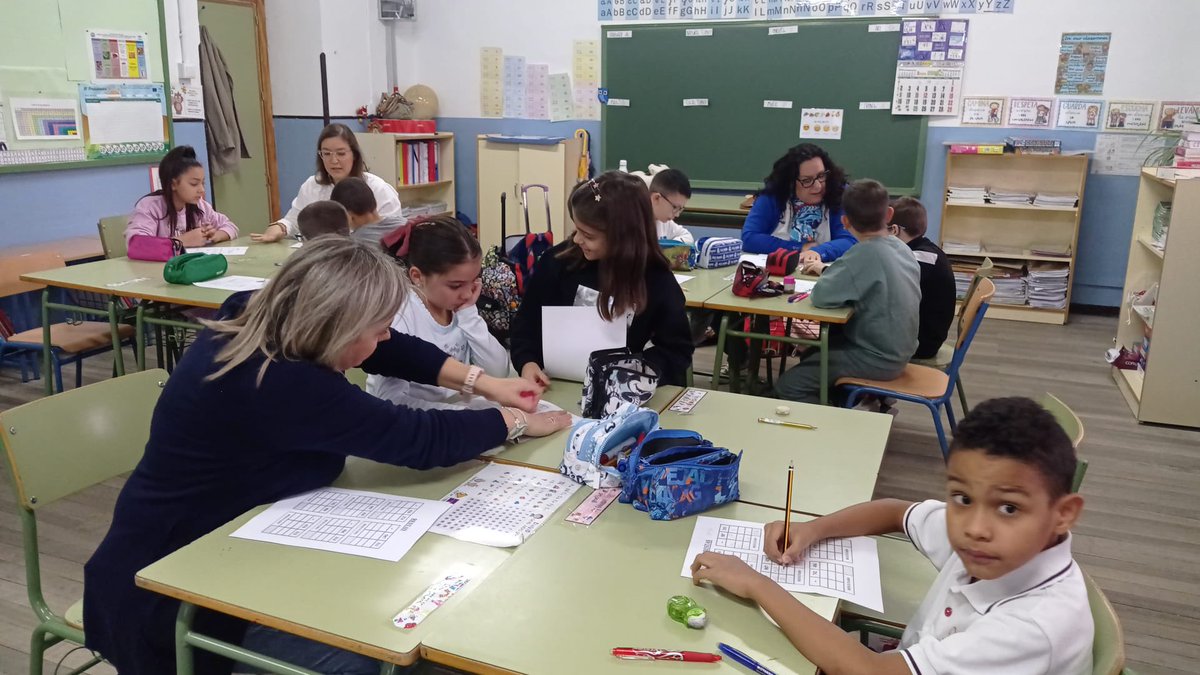 Los grupos interactivos son una actuación educativa de éxito que aceleran los aprendizajes a través de la participación de voluntariado que dinamizan las interacciones entre el alumnado.
<a href="/EducaAnd/">Consejería Desarrollo Educativo y FP</a> @DGOIPyEE <a href="/CepLinares/">CEP Linares-Andújar</a> <a href="/cepdeubeda/">CEP de Úbeda</a> <a href="/educaciongob/">Ministerio de Educación, FP y Deportes</a> <a href="/R_Flecha/">Ramón Flecha</a> <a href="/SaLeaCom/">Learning Communities</a>