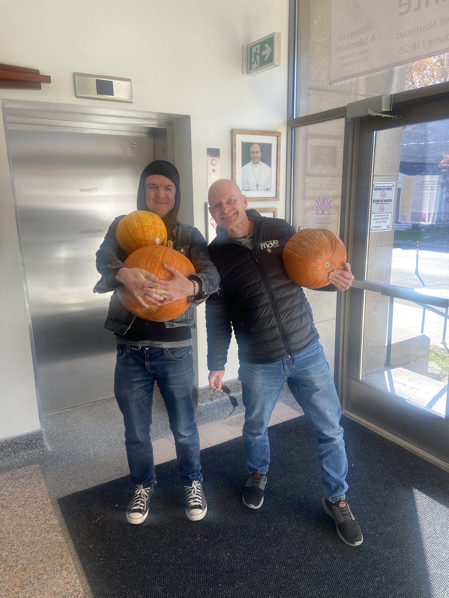 Une surprise pour la classe de Mme Wilson. Now they get to count seeds! Thanks Reid and Ben for your visit! Nous aimons nos citrouilles. <a href="/alcdsb/">ALCDSB</a> @move983 #ALCDSBBlessed