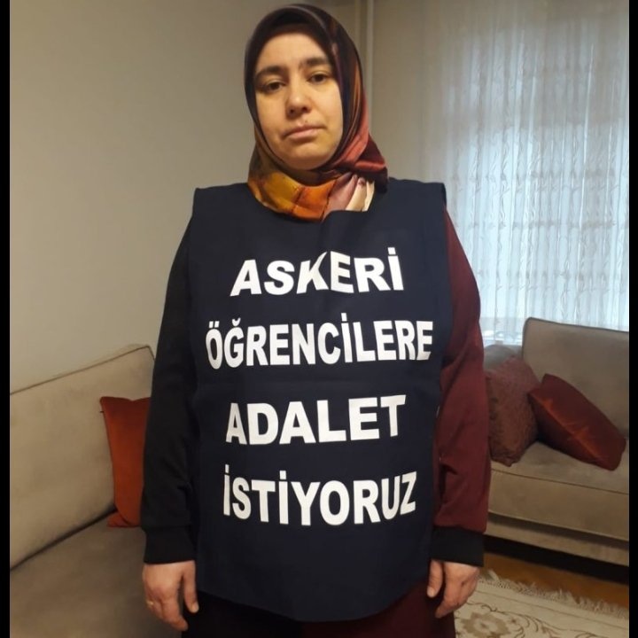 20 yaşında Ağırlaştırılmış müebbet hapis cezası verilen Askeri Öğrenci Tekirdağa nakledilmişti
Ziyaretine giden kardesine kafayi yiycem burada,ölmek (Intihar) istiyorum dayanamıyorum artık demiş.🥺
<a href="/adalet_bakanlik/">T.C. Adalet Bakanlığı</a>
<a href="/TCYargitay/">Yargıtay Başkanlığı</a> 
<a href="/TRombudsman/">Kamu Denetçiliği Kurumu (Ombudsmanlık)</a> @InsanHaklariDB