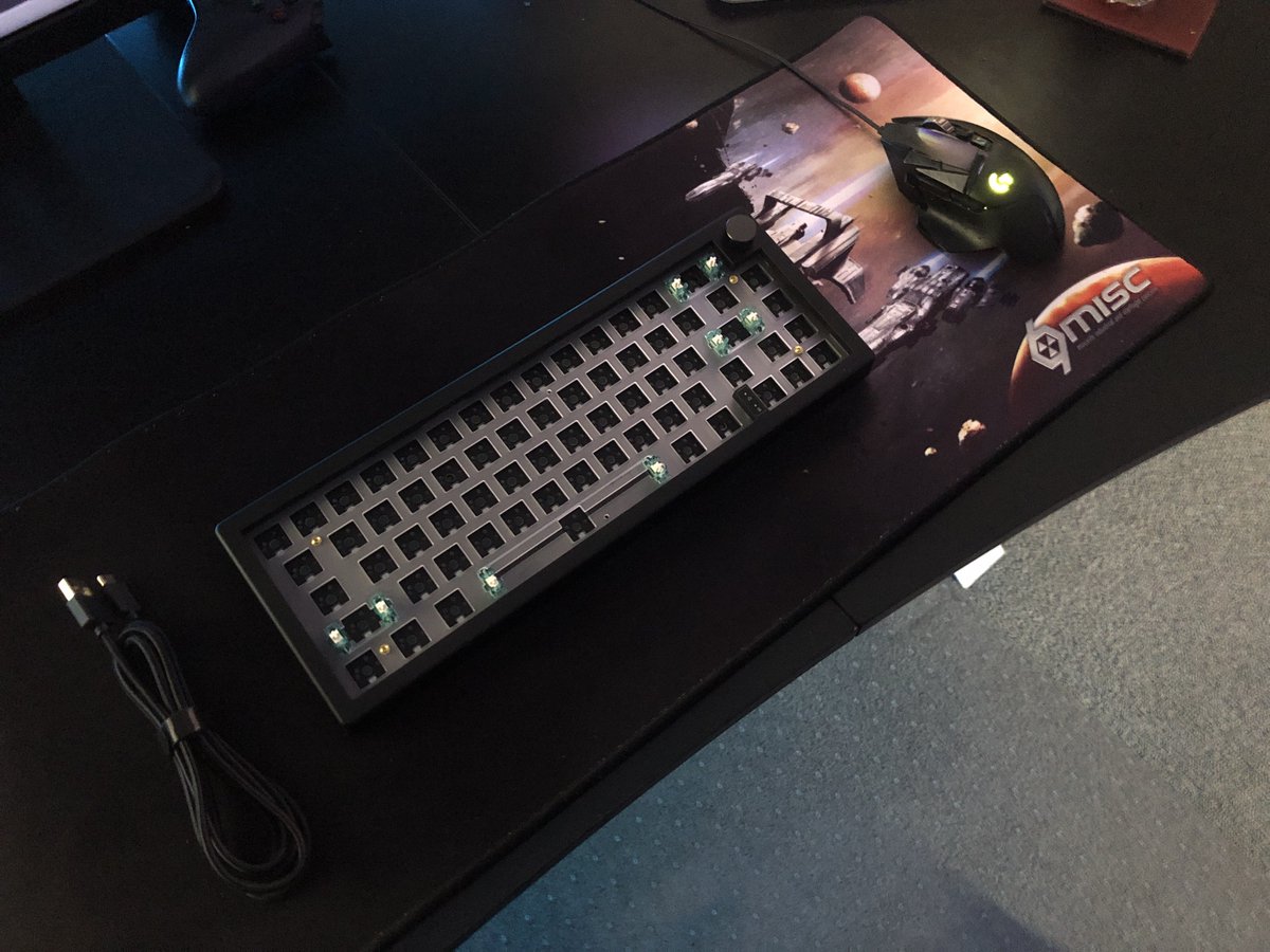 SolDotCreate's tweet image. First custom project... In dire need of keycaps. Will be a long session of picking some out today. Inspiration or ideas are welcome...  

#keycaps #CustomKeyboard #MechanicalKeyboard #MechKeys #Keebs