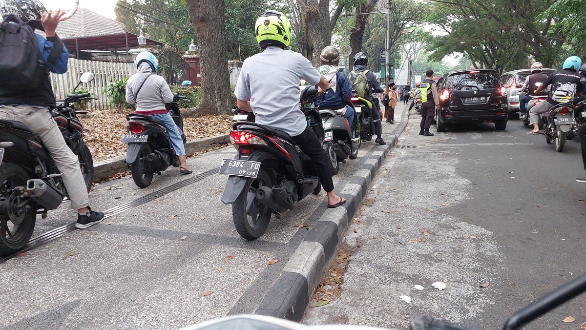 BolangAgro's tweet photo. Tolong @DishubMalang @dllajr @PeduliMalang @PemkotMalang mohon ditertibkan pengguna jalan yang melanggar.  Kasihan anak anak sekolah di jalan bandung terganggu ulah mereka. Kasih palang atau tiang besi biar spd motor tidak naik trotoar.  Atitude sangat buruk di wilayah pendidikan https://t.co/WYIRIZivi5