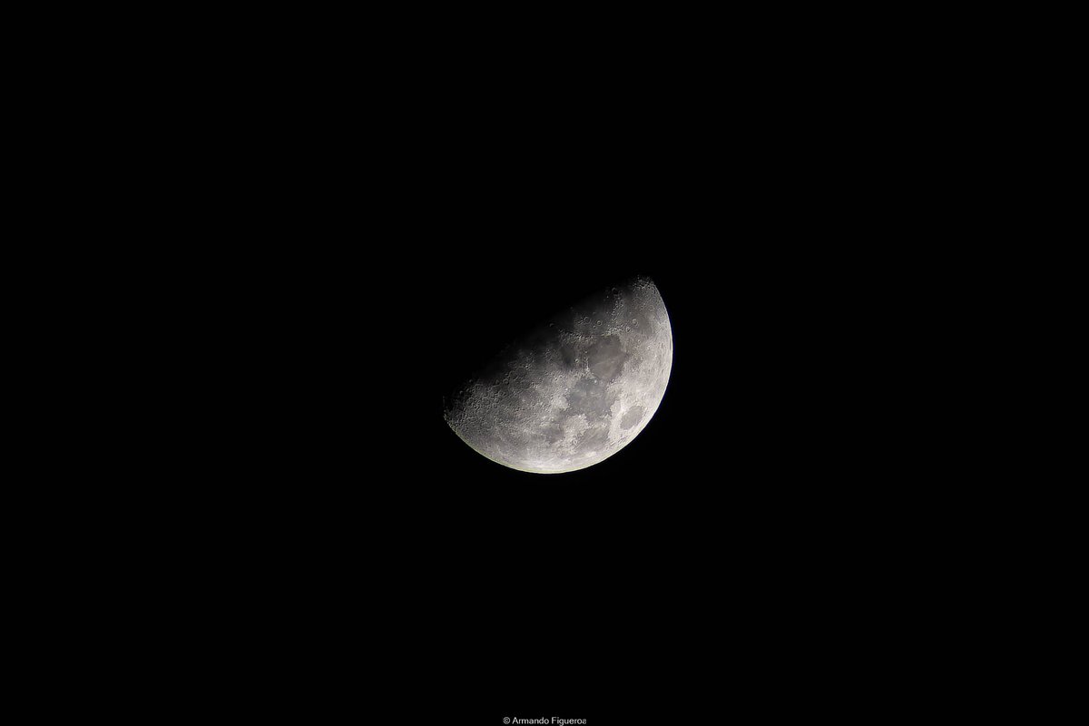 Luna en cuarto creciente

#luna #moon #faseslunares #lunarphases #cuartocreciente #crescentquarter #lunadeoctubre #octobermoon #fotolunar #moonphotography #fotoastronomia #photoastronomy #nikond3400 #nikkor70_300 #FasesDeLaLuna #InternationalObserveTheMoonNight2023 #Octubre