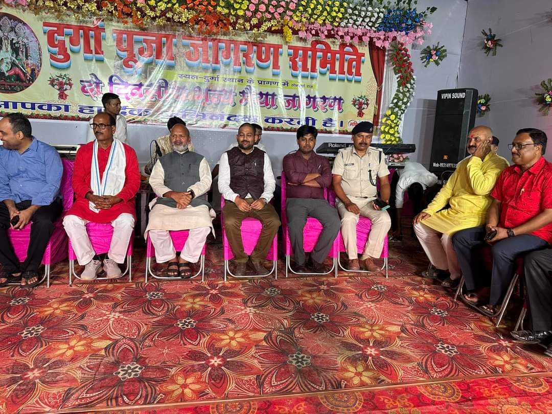 WhyManish's tweet photo. आज दुर्गा पूजा के शुभ अवसर पर नगर पंचायत सोनवर्षा में आयोजित दो दिवसीय मैया जागरण में बिहार सरकार के मंत्री श्री रत्नेश सादा के साथ उद्घाटन समारोह में शामिल हुआ। https://t.co/5OxwlmRbrB