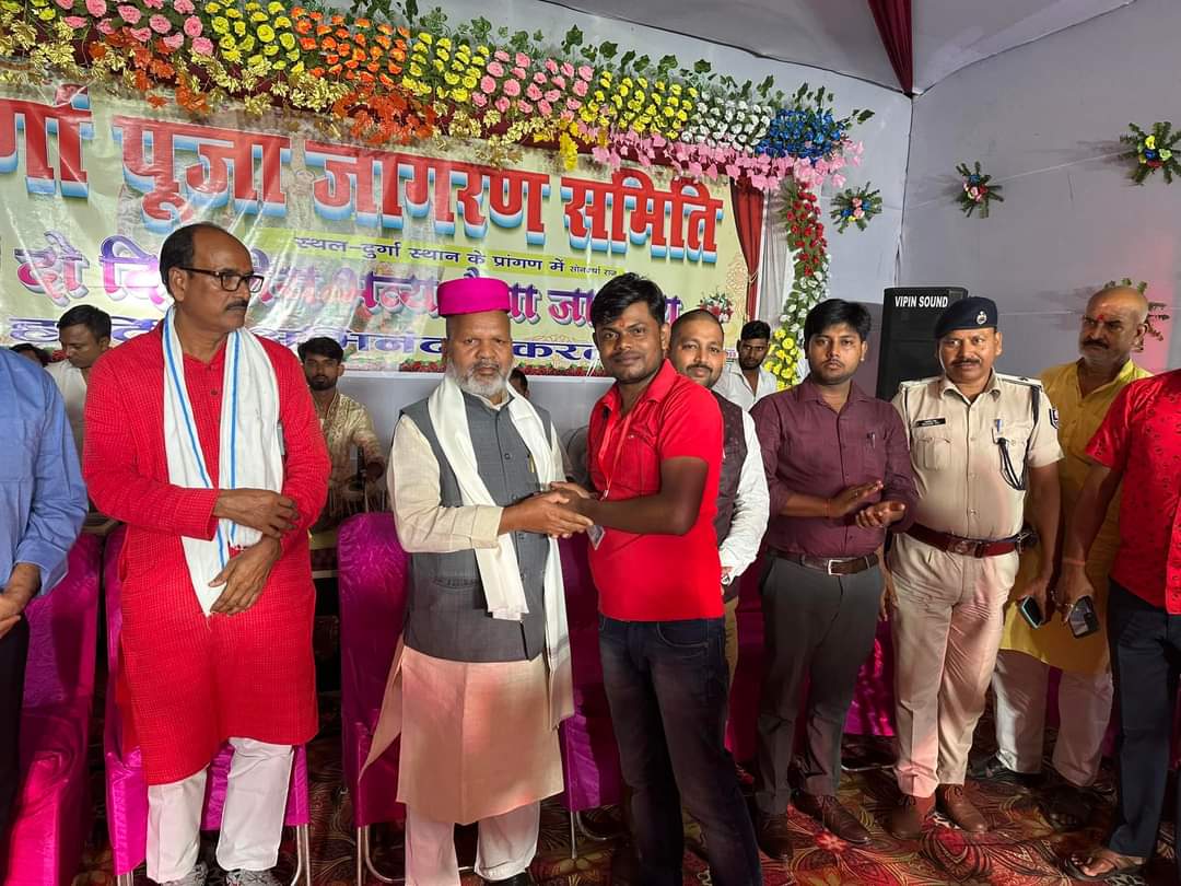 WhyManish's tweet photo. आज दुर्गा पूजा के शुभ अवसर पर नगर पंचायत सोनवर्षा में आयोजित दो दिवसीय मैया जागरण में बिहार सरकार के मंत्री श्री रत्नेश सादा के साथ उद्घाटन समारोह में शामिल हुआ। https://t.co/5OxwlmRbrB