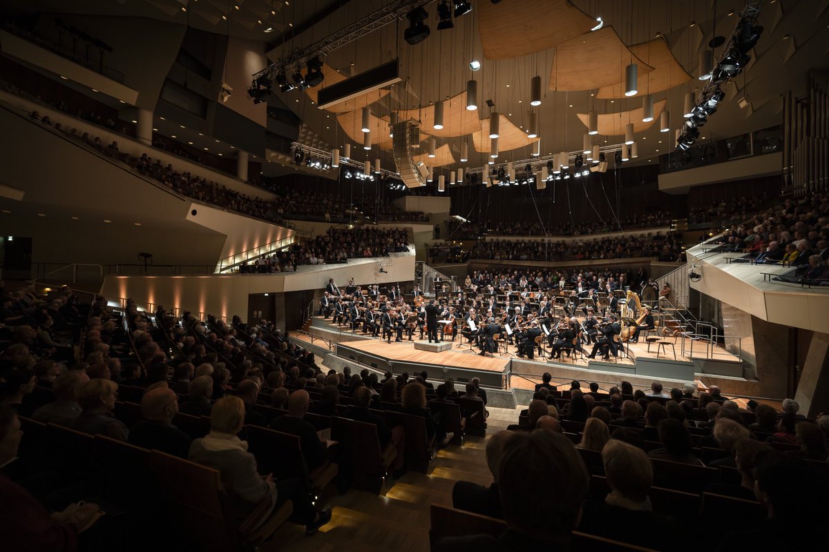 ¡Una celebración de los 60 años de música en la Philharmonie con mis queridos amigos en la <a href="/BerlinPhil/">Berliner Philharmoniker</a>! ❤️ 

—

Celebrating 60 years of music at the Philharmonie with my beloved friends in the <a href="/BerlinPhil/">Berliner Philharmoniker</a>! ❤️

📸: Stephan Rabold