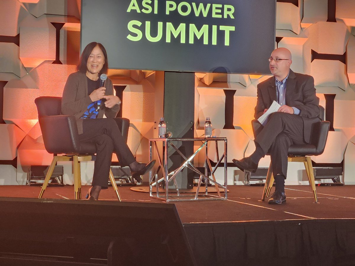 CJ_ASIMedia's tweet photo. Joyce Ng of Springboard Market Research shares interesting research on "next-gen" consumers. 70% said good branded merch had a positive effect on how they view the advertiser. #ASIPowerSummit https://t.co/roDwJ0TFH7