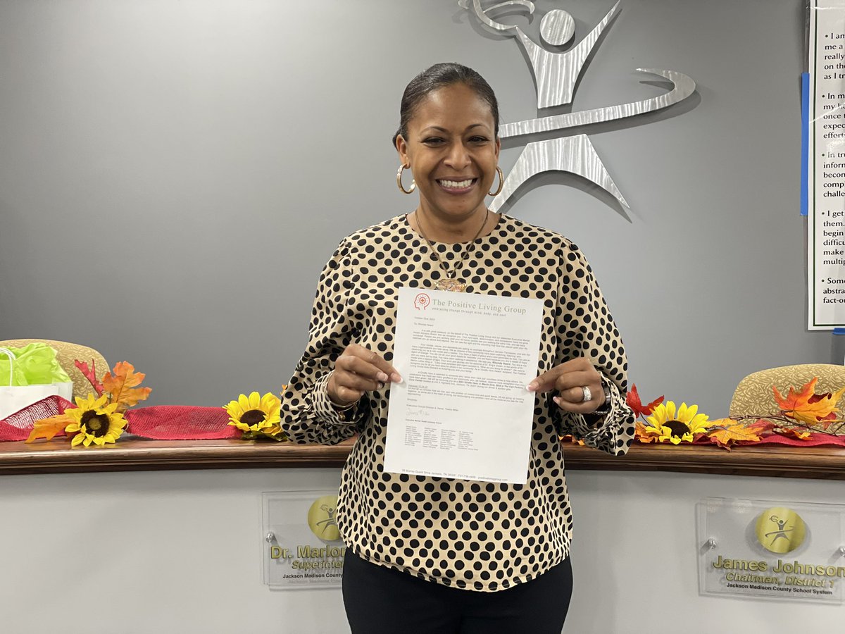 JMCSchools's tweet photo. @SocialJmcss Director Rhonda Heard-Bigham was over the 🌝 after finding out she was the recipient of the 2023 Giraffe Hero Award. 🦒 Congrats!! @suptking @JMCCulturePL https://t.co/aNKOvYM1Fz
