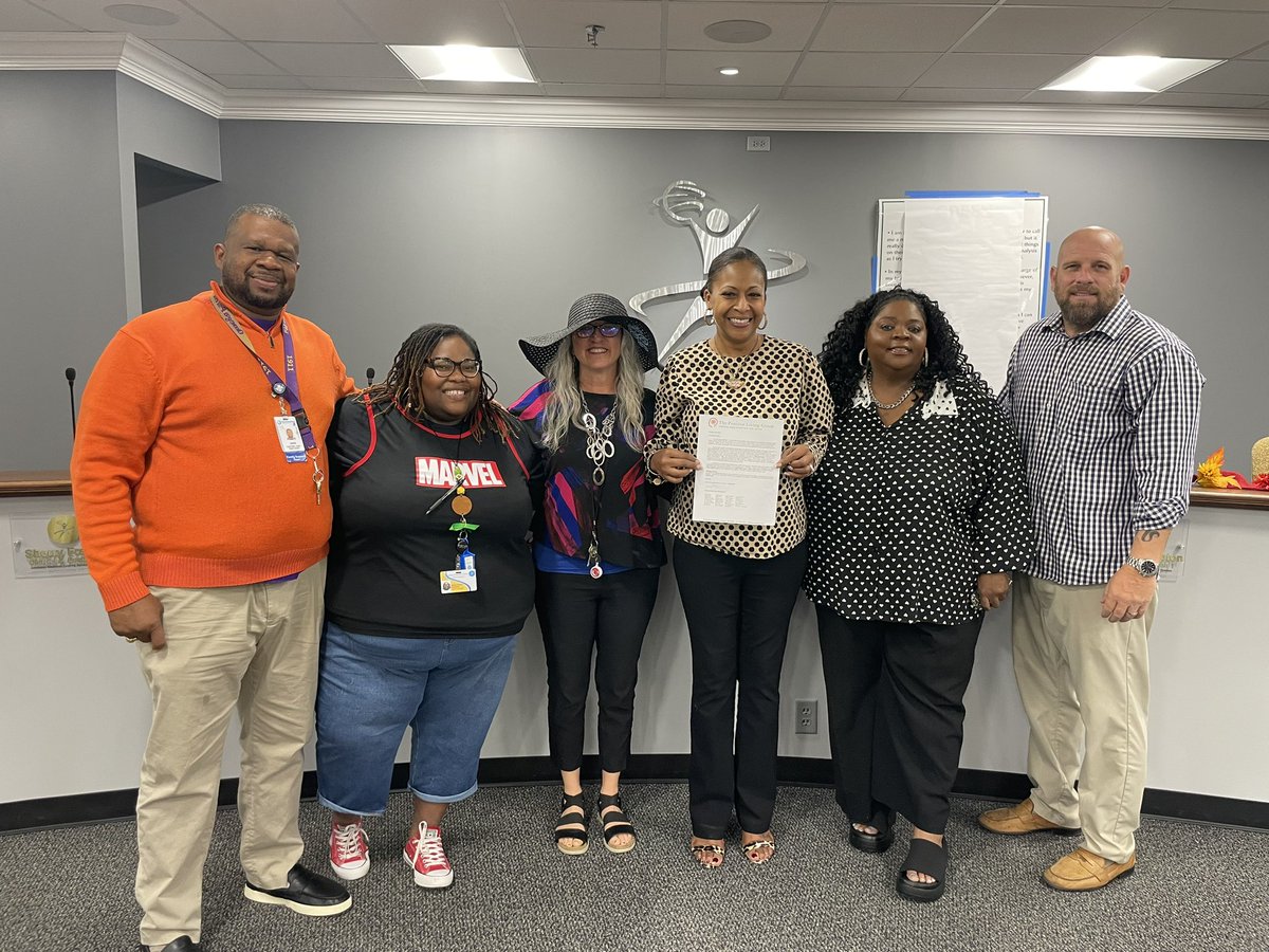 JMCSchools's tweet photo. @SocialJmcss Director Rhonda Heard-Bigham was over the 🌝 after finding out she was the recipient of the 2023 Giraffe Hero Award. 🦒 Congrats!! @suptking @JMCCulturePL https://t.co/aNKOvYM1Fz