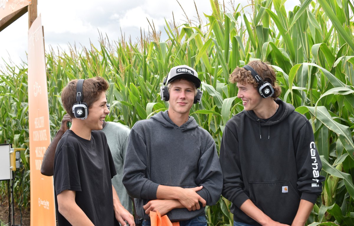 The Roots Remastered exhibit at #COFS23 from @BayerTraitsCA in collaboration with @McCannCanada celebrates the world’s 1st music album made from corn 🌽to let farmers hear what healthy roots sound like. Read more here: lbbonline.com/news/bayer-cro…