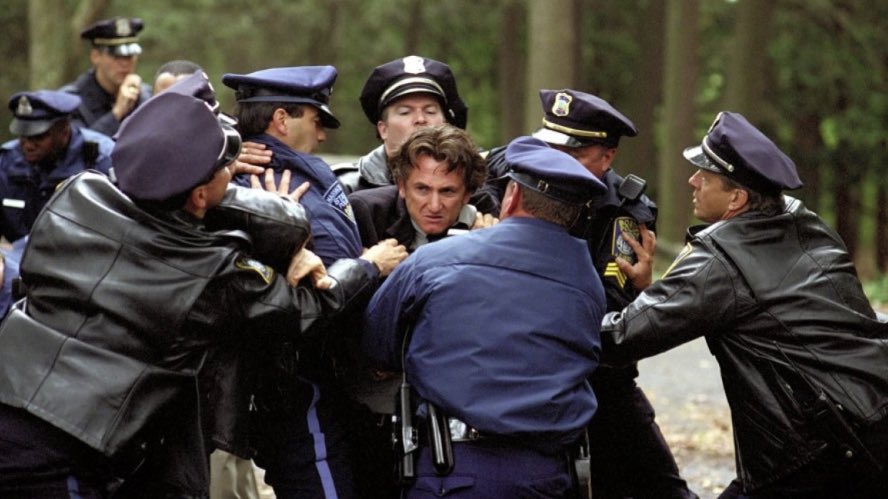ThePhantomastic's tweet photo. Quiero hablar de uno de los clasicazos que más me gustan de la filmografía de Clint Eastwood. Una historia vibrante, cruda e implacable que cuenta con un reparto colosal: Mystic River (2003). ¡Vamos a por ello! 🧵🧵 https://t.co/9OVT3XBDpi