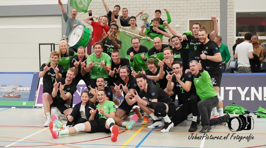 Simplex/SSS H1 begint met een klinkende 0-3 overwinning op PDK Huizen aan het nieuwe eredivisieseizoen. Aanstaande zaterdag (28 oktober, 19.30 uur) is de eerste thuiswedstrijd, koploper <a href="/Oriontopvolley/">Orion Stars</a> komt op bezoek in De Meerwaarde. #EredivisieVolleybal
sss-barneveld.nl/nieuws/nieuws-…