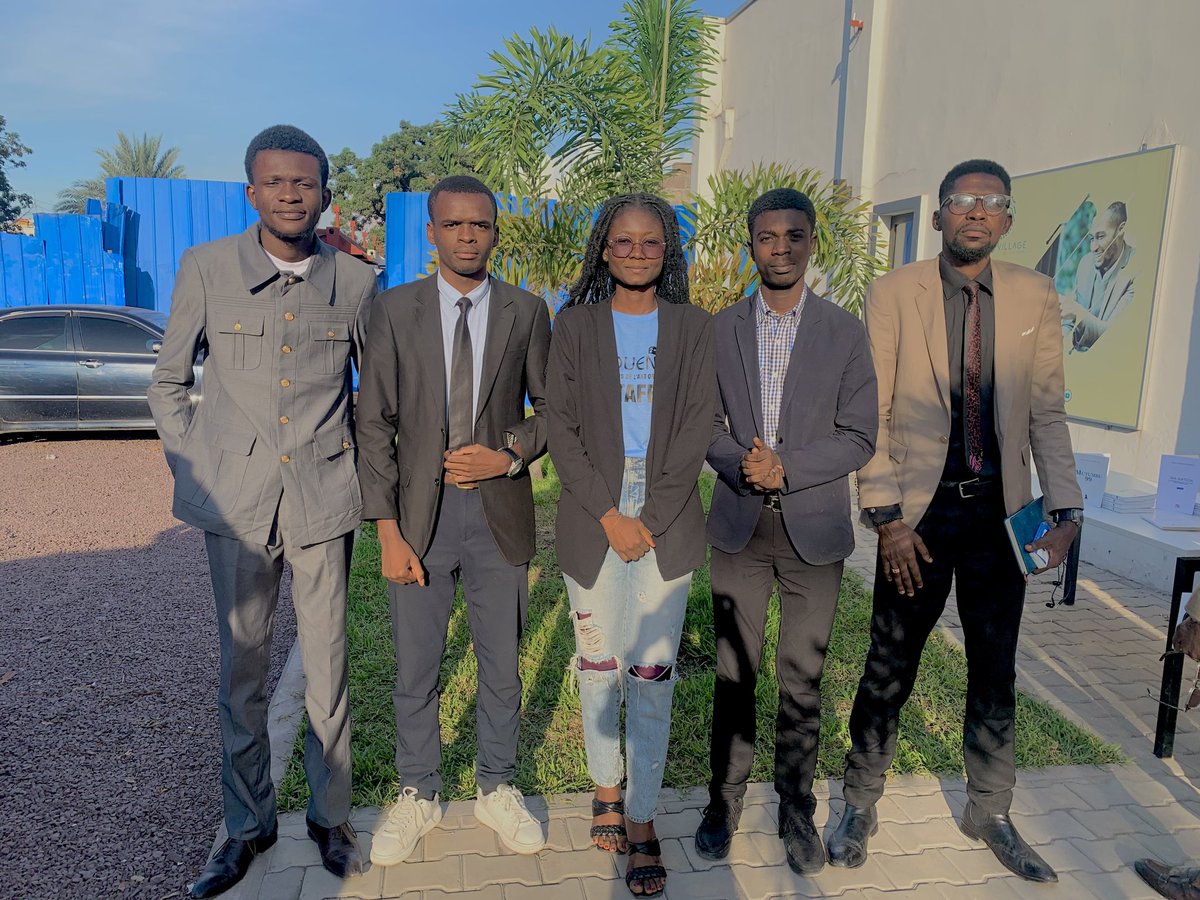 c_metamorfosi's tweet photo. Le samedi 21.10.23, qlq membres du Club ont pris part à la conférence-d organisée par le Maître @PGManjolo sur le thème : «Par quelle porte le noir d'Afrique est-il entré dans l'histoire caucasienne?»
Un sacré après-m de délectation et de quête de vérité sous un soleil accablant. https://t.co/iyOJW4rQAZ