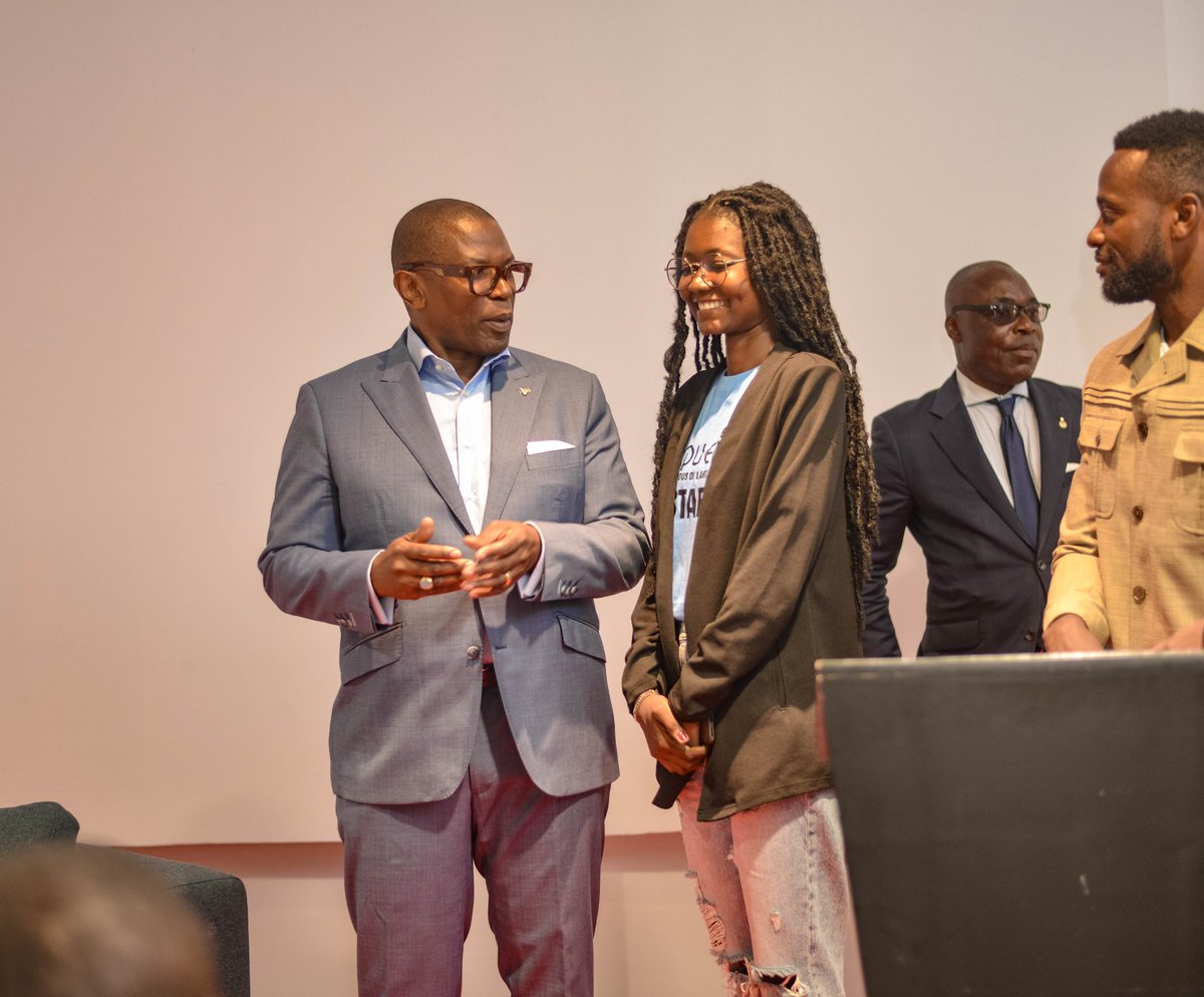 c_metamorfosi's tweet photo. Le samedi 21.10.23, qlq membres du Club ont pris part à la conférence-d organisée par le Maître @PGManjolo sur le thème : «Par quelle porte le noir d'Afrique est-il entré dans l'histoire caucasienne?»
Un sacré après-m de délectation et de quête de vérité sous un soleil accablant. https://t.co/iyOJW4rQAZ
