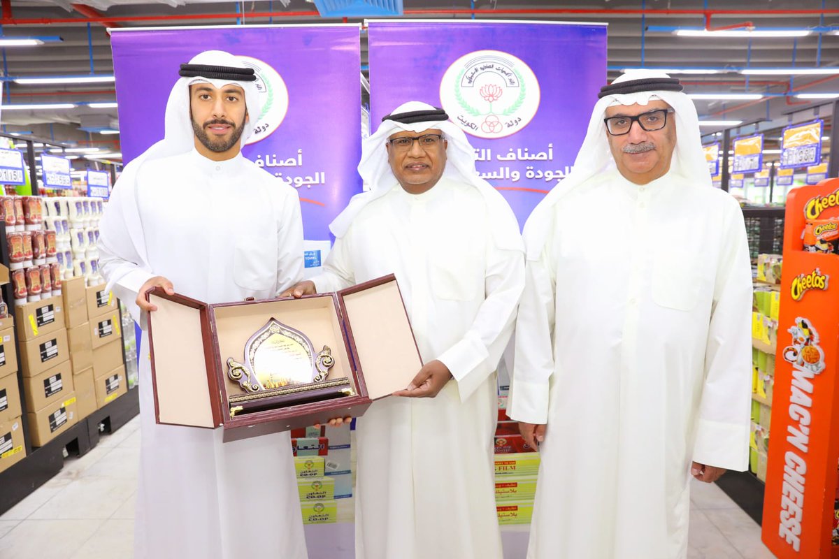 mutlak1000's tweet image. تم التكريم من قبل رئيس اتحاد الجمعيات عبدالوهاب الفارس بحضور وكيل المساعد للتعاونيات منصور الغريب مشكور
#جمعية_الشعب