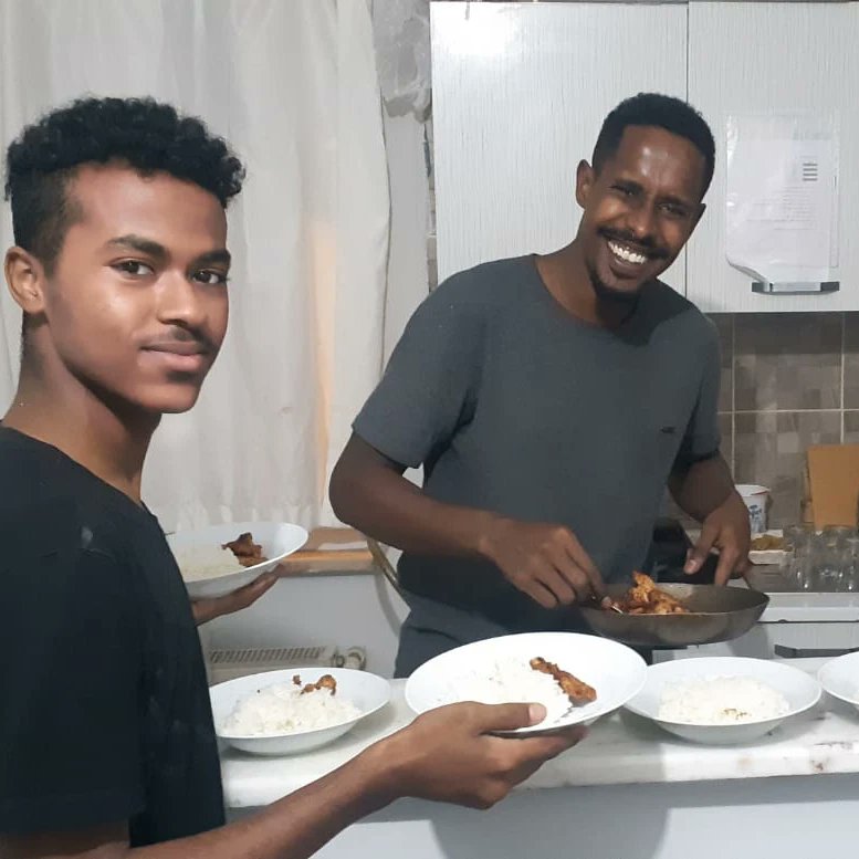 Kulder61's tweet photo. Bu akşam #Sudan 'lı öğrencilerimizin evine konuk olduk... 
#kıymetli uluslararası misafir öğrencilerimizin eğitim hayatları boyunca #trabzon ' umuzda ikamet ettikleri evlerine kaldığımız yerden konuk olmaya devam ediyoruz .🍀🫂
#eğitim ve sosyal hayatlarına dair sohbet ettik. 
🇹🇷 https://t.co/GXr6xg0jeu
