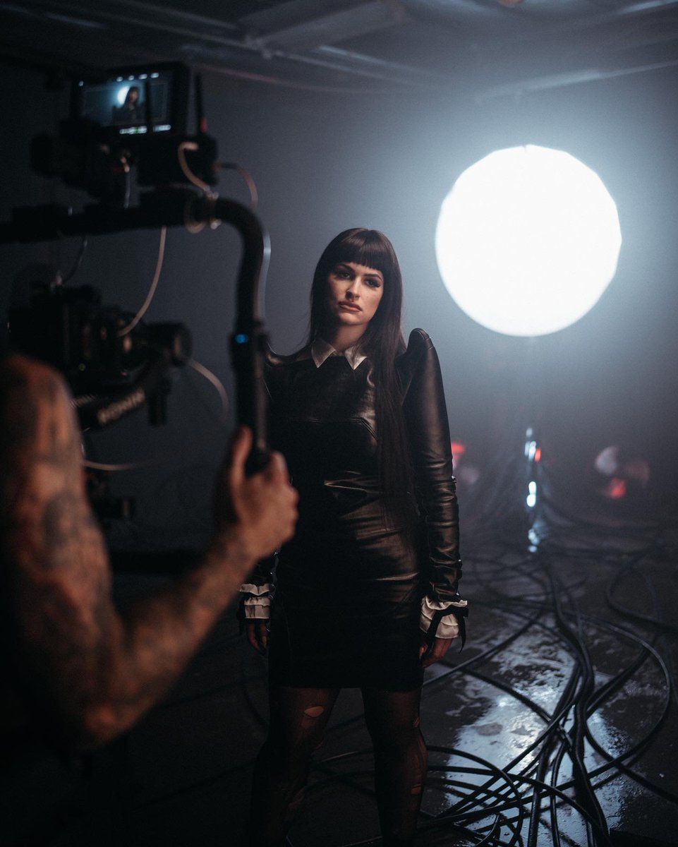 Courtney LaPlante nos bastidores do videoclipe de 