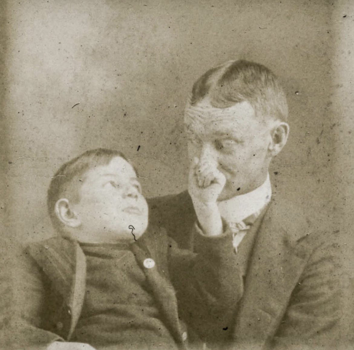 timecaptales's tweet photo. Father and son goofing around, 1910 https://t.co/KU1cprmbmj