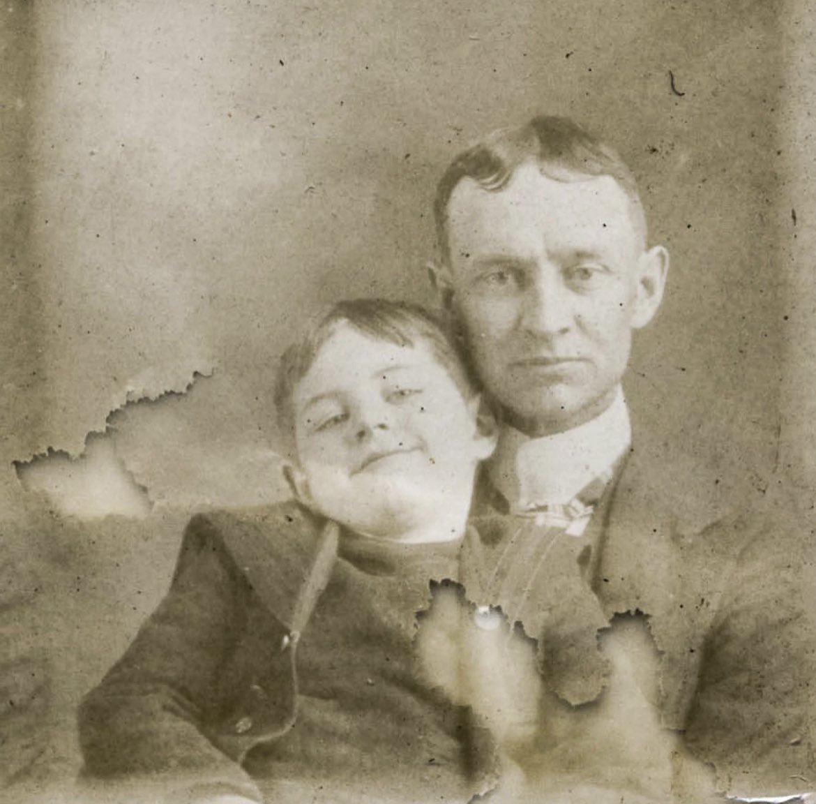 timecaptales's tweet photo. Father and son goofing around, 1910 https://t.co/KU1cprmbmj