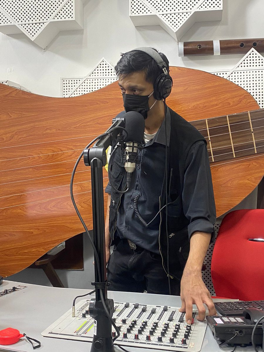 PlanetFM876's tweet photo. 📻✨ Today on Planet's Drive Show Time with the incredible Amer Mogul! 🎨🎙️ A-Xee @djwhomix | Nav @nuverah_a | Dev 🚀📷 #PlanetDriveShow #AmerMogul #RadioArtistry https://t.co/0N18ilul6F