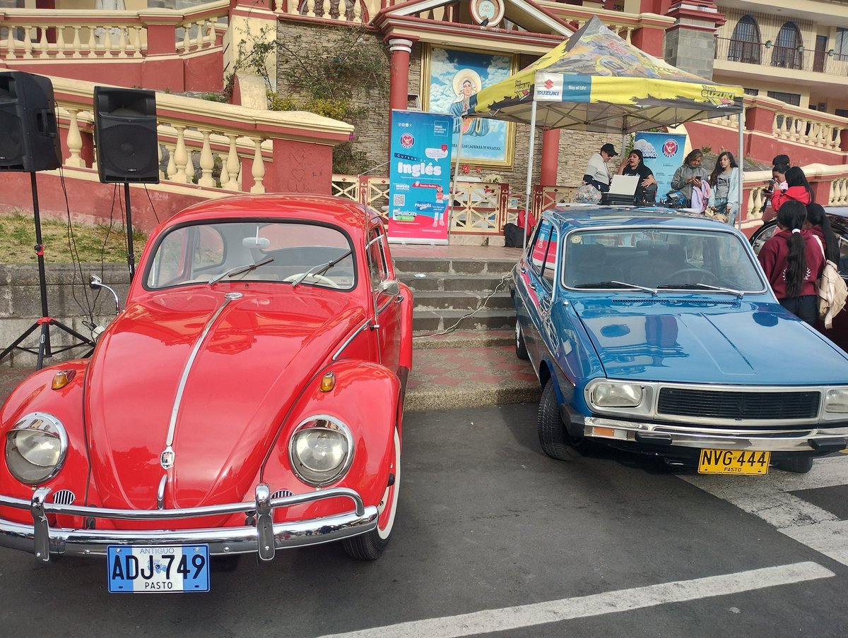 PastoTransito's tweet photo. En el Parque de Santiago @PastoTransito en conjunto con #CorpoCarnaval se vinculó en My Classic Car Show.
Está exhibición de autos antiguos y clásicos,  hace parte del proceso de preinscripción de vehículos que tomarán partida en el desfile del próximo 31 de diciembre. https://t.co/jkmNTPt5oe