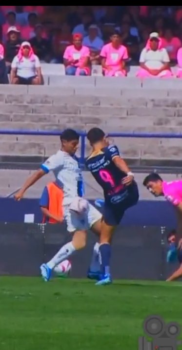 BorjaZil's tweet photo. @GuzmanGasso @PumasMX @Rayados Veo que primero choca en el muslo https://t.co/VlVTXNNJ4D