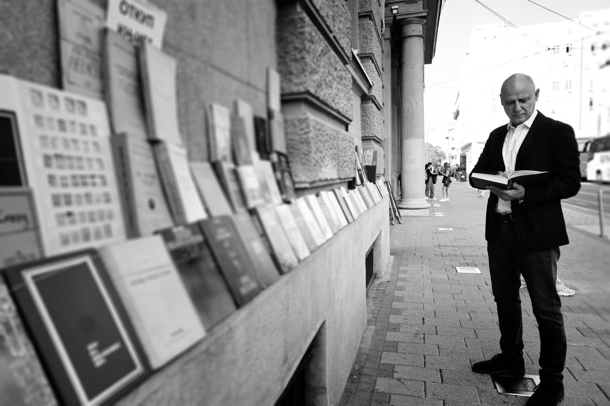 SaStaroGrada's tweet image. Ulični prodavci knjiga nekad kriju prave bisere, dragocenosti, raritete. Najzanimlljivije je što nikad ne znate šta ćete pronaći, pa šetnja postaje avantura.

#Beograd #StariGrad #VladaSaStaroGrada