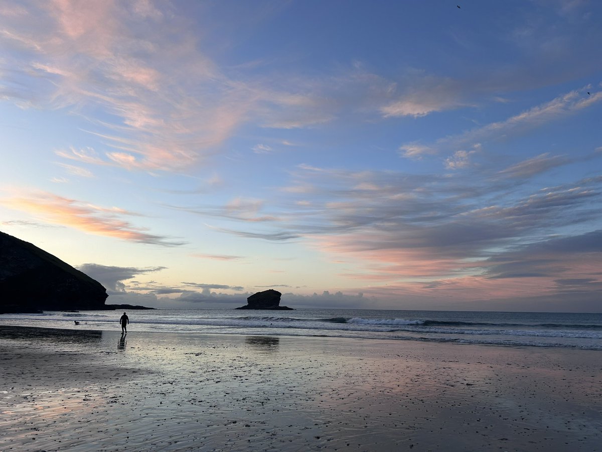 seadaisy81's tweet photo. Some sky tonight down at #portreath #sunset #cornishsunset https://t.co/nKZ4V0AgjQ